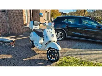 ② witte vespa gts 125 – 2014 – met koffer