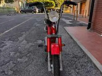 si piaggio rosso motorino a pedali