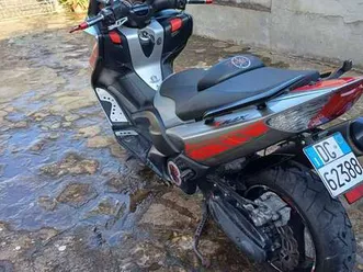 yamaha tmax 500 oltre 2000 euro di accessori rosso