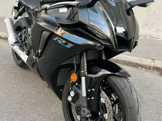 yamaha - r1 - 2023 - noire - 1900 km