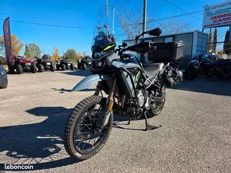 cf moto 450 mt avec de nombreux équipements
