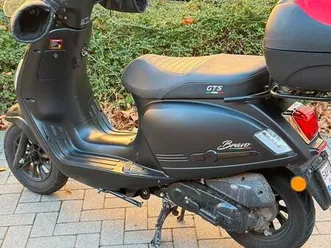 ② ik verkoop mijn bromfiets gts bravo 2025 met 3000 km