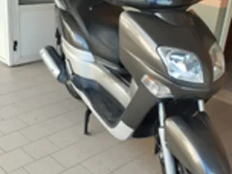 scooter yamaha versity 300