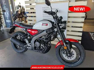 new (2025 model) yamaha xsr125. white. £4,951 on the road (no added fees!)
