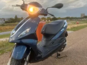 piaggio fly geel kentenken moet weg!! — scooters | piaggio — marktplaats