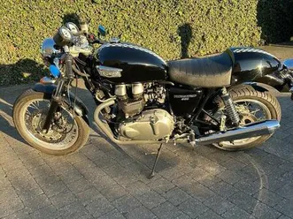 ② triumph thruxton 900 cc