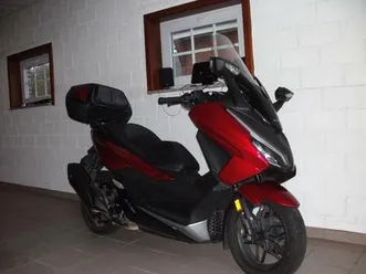 ② honda forza 350 avec top case et gps