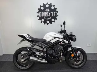 triumph street triple 765 r. 2023. 1 owner. low miles. lovely example. white