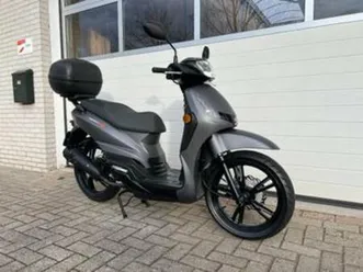 nette peugeot tweet rs bromscooter. 45km. 4t. incl. koffer. — scooters | peugeot — marktplaats