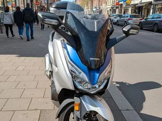 honda forza 125 – 2 000 km seulement – comme neuf + top case