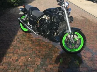 ② moto yamaha v max 1200 cc