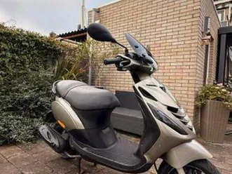 piaggio zip 4t2v (2017) – geel kenteken – loopt 65 km/u — scooters | piaggio — marktplaats
