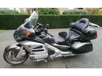 ② moto honda goldwing 1800