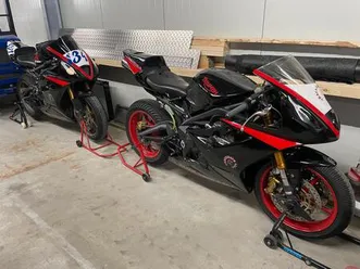 2x triumph daytona 675 2006 und 2008 rennen race steht in holland