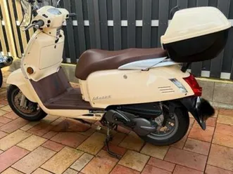 kymco like 125 , toller roller sehr gepflegt .