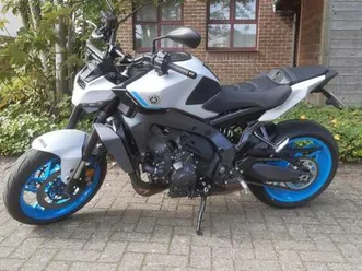 ② yamaha mt09 y-amt 2025