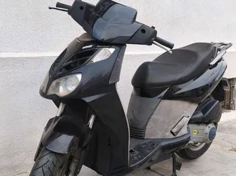 scooter aprilia sport 125 cc - faible kilométrage