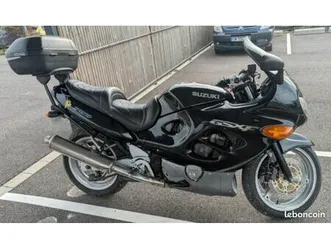 750 gsxf avec top case et sacoches latérales