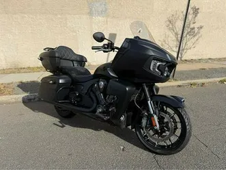 2023 indian motorcycle pursuit® dark horse® with premium package