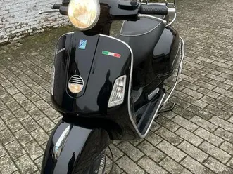 ② piaggo vespa gts 125