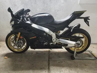 aprilia rsv 4 factory 1100 ultra dark mit goldenen felgen