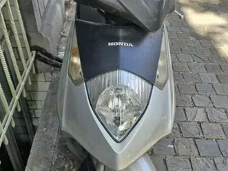 ② scooter honda dylan 125 cc