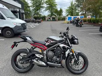 2022 triumph street triple rs