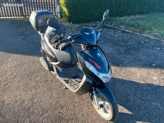 scooter peugeot kisbee 50 cc (casque + gants)