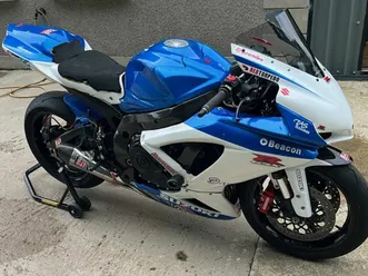 suzuki gsxr 750 race track bike