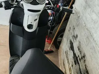 piaggio carnaby 300 gomme nuove appena montate, bauletto e parabrezza bianco