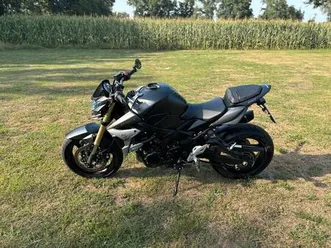 suzuki gsr 750 naked bike