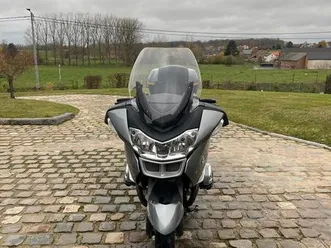 ② bmw 1200rt grise avec grand top case et plusieurs options.