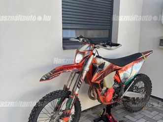 extrákkal: akrapovic. 35 óra. acerbis. tubliss . 2 idomszett. ledes fejidom