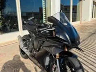 yamaha yzf r1 race