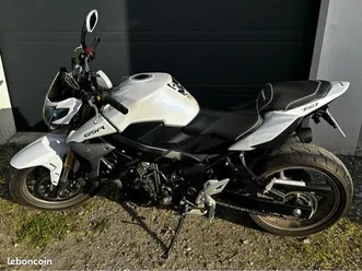 moto suzuki gsr 750 blanc nacré et rabaissé