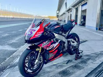 aprilia rsv4 2015 akrapovic öhlins rennstrecke