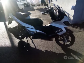 scooter aprilia 300 sr