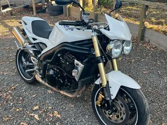 av triumph speed triple 1050
