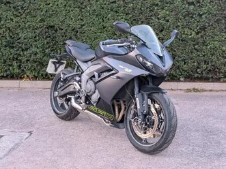 triumph daytona 660 - 2025 25 - low miles - 1 owner