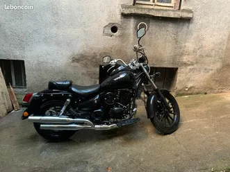 moto 125cm3 daelim daystar - noir mat - très peu de km