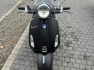 ② vespa primavera mat zwart