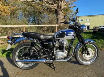 kawasaki w650, 1999, 31,981 miles, very clean example of the popular retro