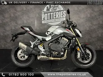 qj motor srk 800 2025 **in line 4 middle weight bike**