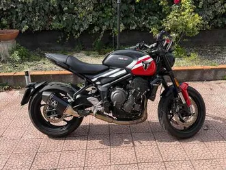 triumph trident 660 rosso