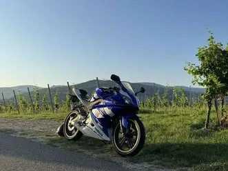 yamaha yzf r125. rossi edition