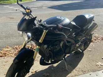 moto triumph speed triple
