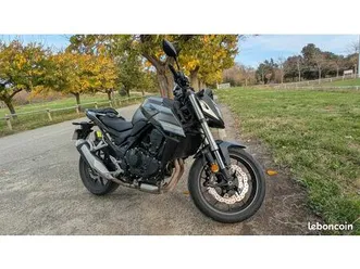 honda hornet cb750 2023 a2 - 8 315 km - gris - excellent état