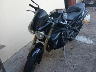 moto triumph street triple 675