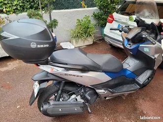 honda forza 125 argent /bleu impeccable tt.équipé + housse