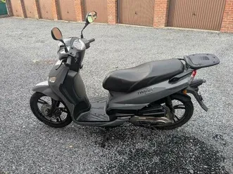 ② vend scooter gris peugeot